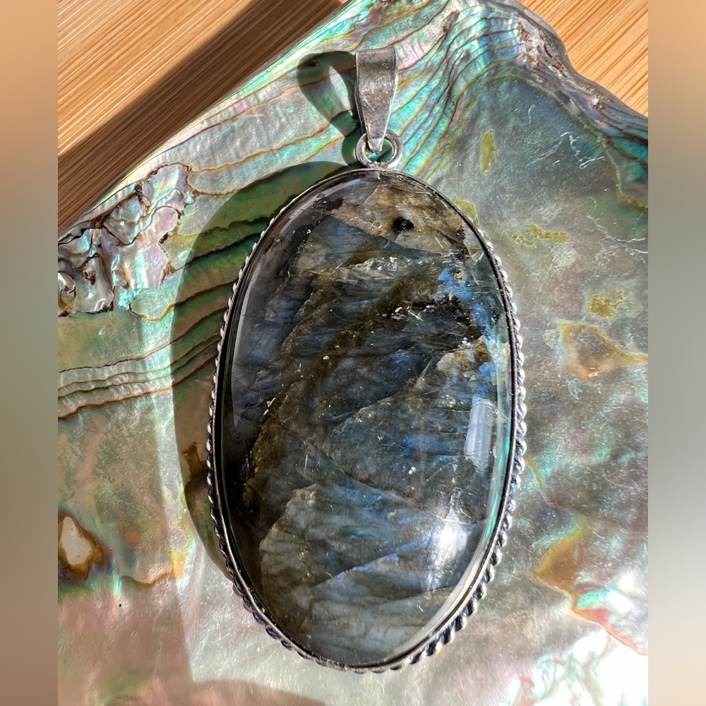 Labradorite Silver Pendant - Picture 3 of 7